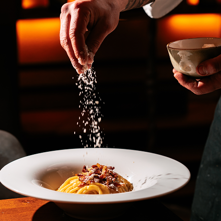 Chef che sala il piatto